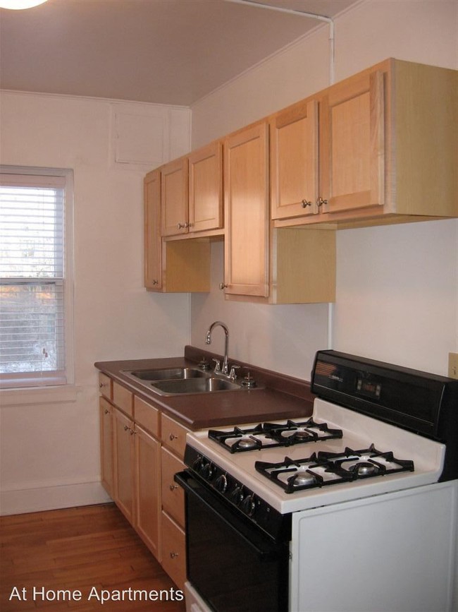 Building Photo - 136 Laurel Ave