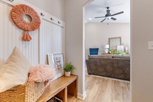 Foto del edificio - 2400 N Woodlawn Blvd