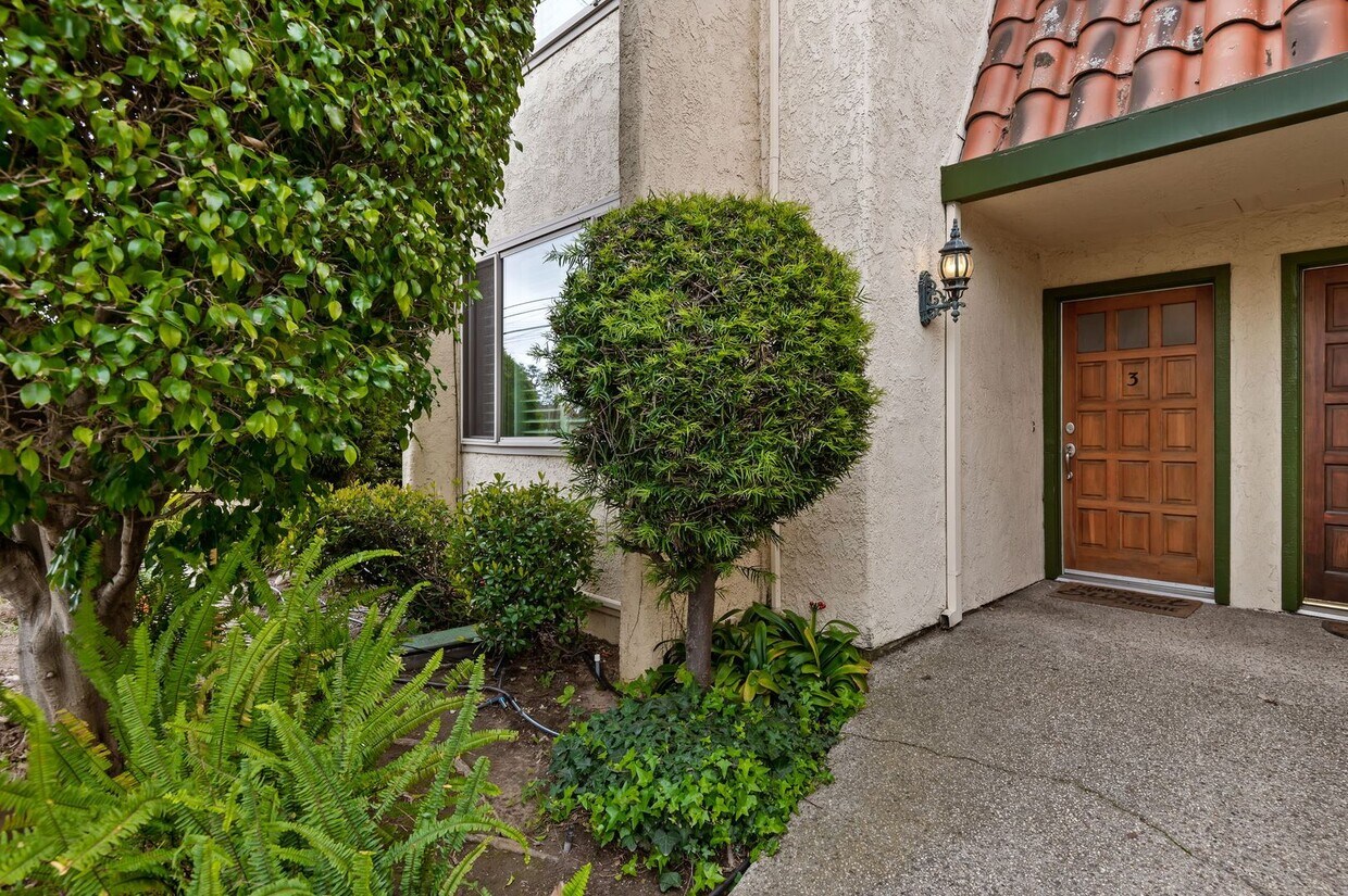 Primary Photo - Wonderful uptown condo for rent... Santa B...