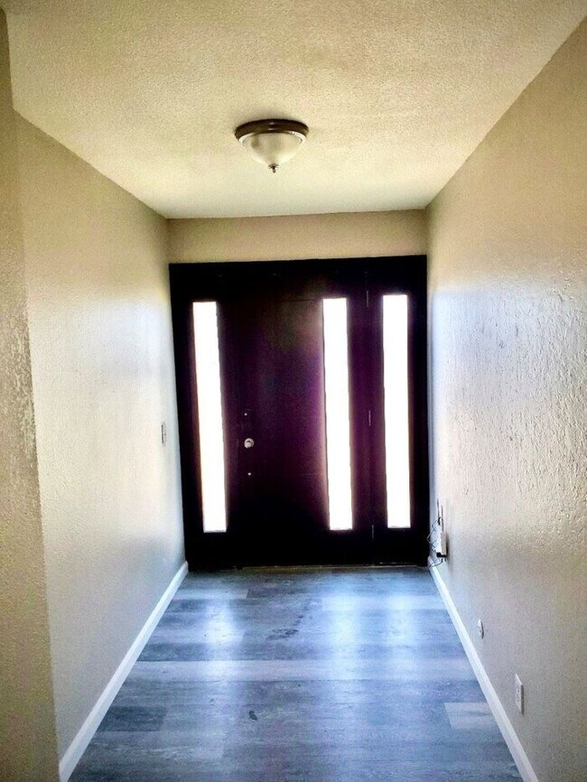 Building Photo - Beautiful Home Ready for Move-in