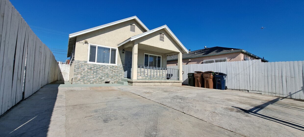 Front-PARKING SPACE - 1315 W 101st St