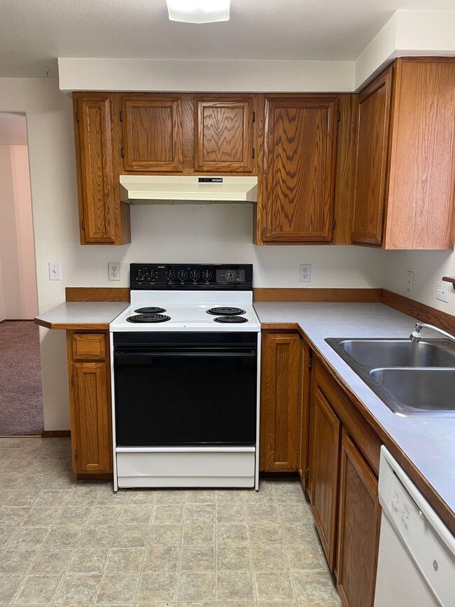 Foto del edificio - Duplex for Rent, Lake Views & Garage