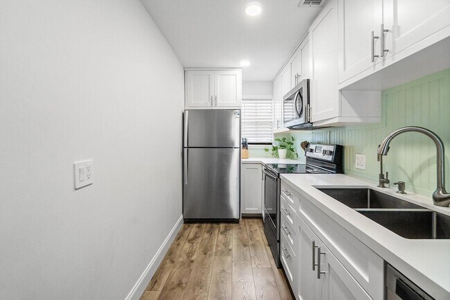 Foto del edificio - 421 N Cypress Dr