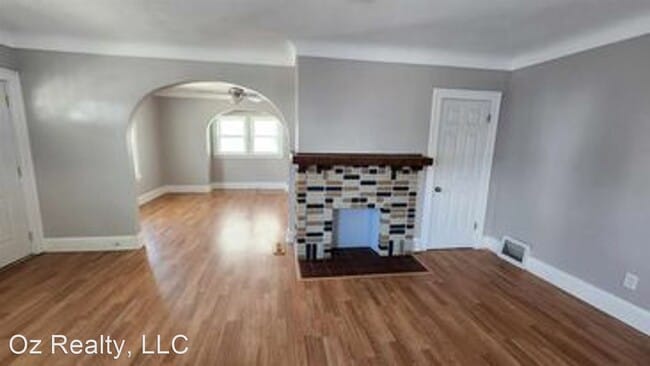 Building Photo - 3 br, 1 bath House - 4045 Kingsbury Ave