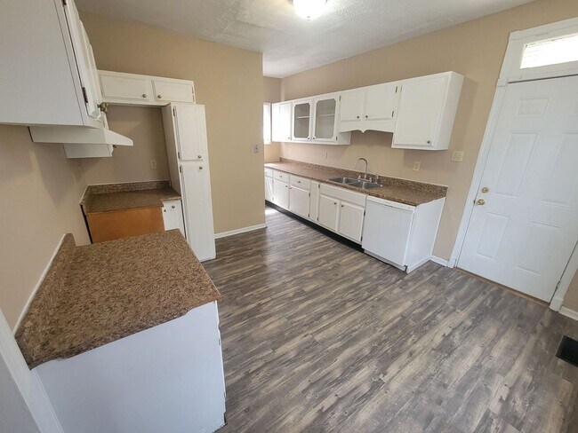 Building Photo - 2339 Freeman Ave 2BR/1.5BA (East Hamilton)