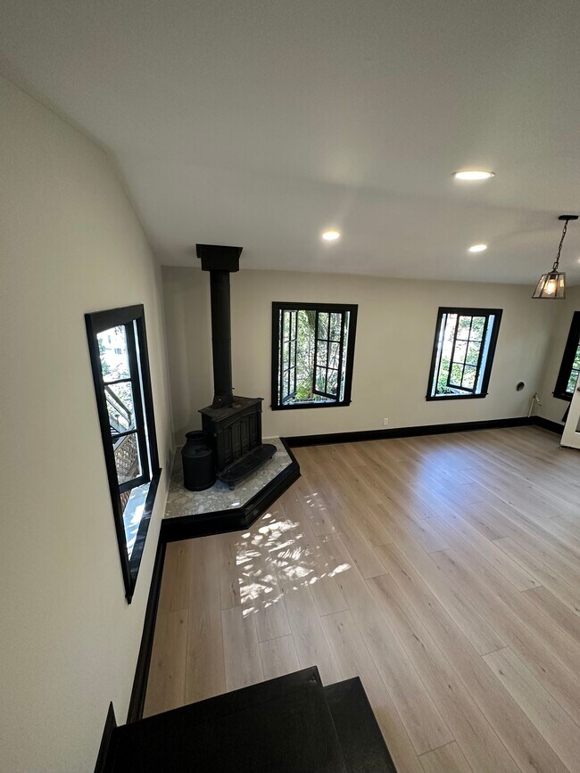 Building Photo - 915 Bridgeway