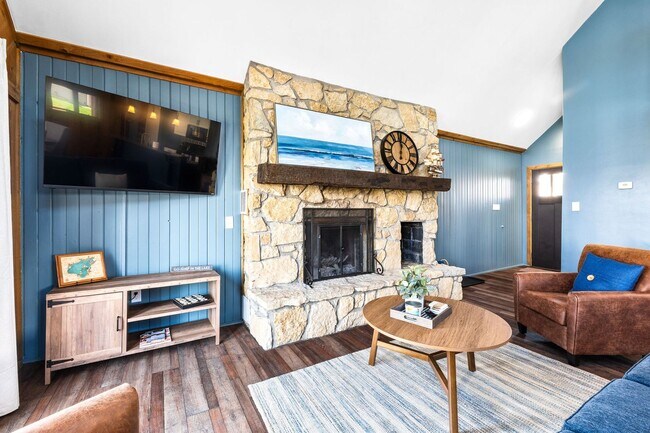 Building Photo - Fully Furnished 3 Bedroom Lakefront Home on Indian Lake