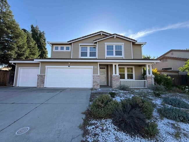 Building Photo - Great 4 Bedroom with Pool