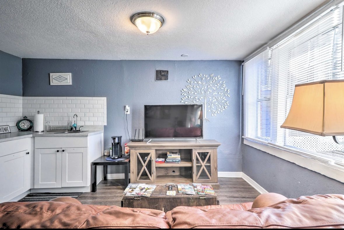 Primary Photo - Fully-Furnished Studio in Historic Springf...