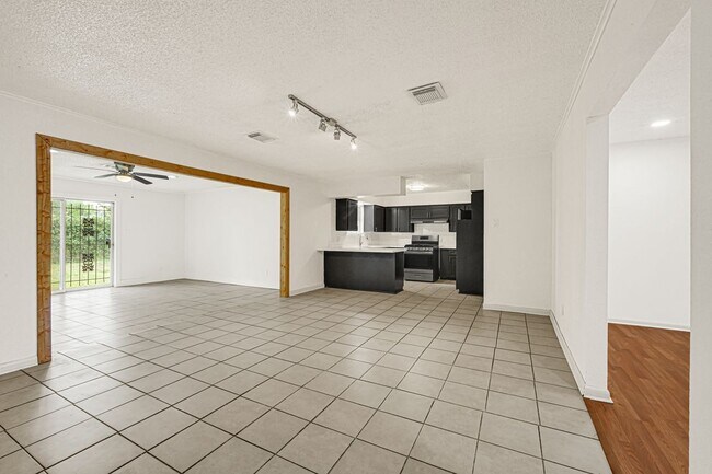Foto del edificio - 3317 Le Badie St