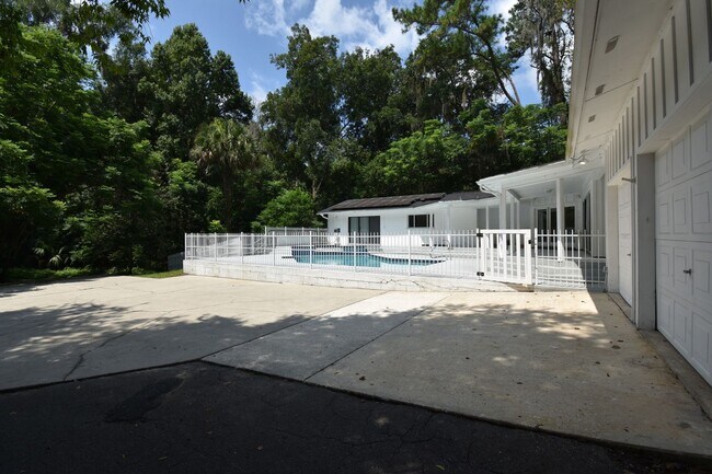 Foto del edificio - Upgraded 4BR/3.5BA Pool Home in Prestigiou...