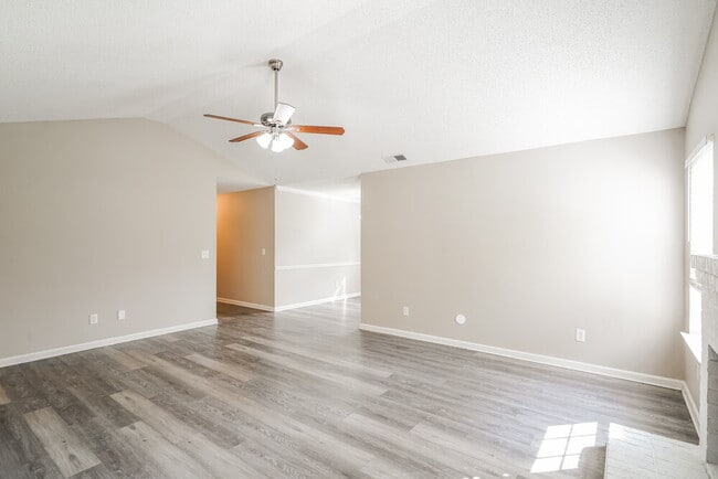 Building Photo - 3944 Rock Creek Dr