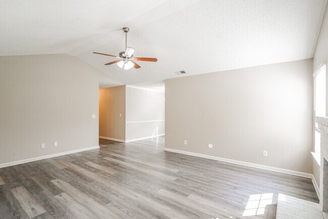 Foto del edificio - 3944 Rock Creek Dr