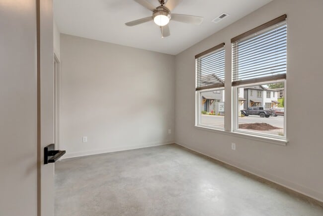 Building Photo - 611 Wallace Court