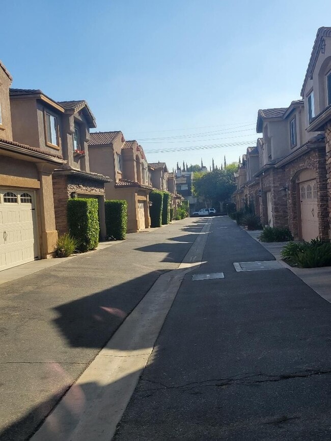 Building Photo - BEAUTIFUL SPACIOUS TOWNHOUSE IN GREAT LOCA...