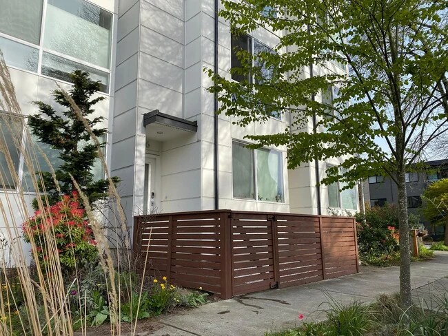 Fachada de casa adosada con valla - 106 22nd Ave S