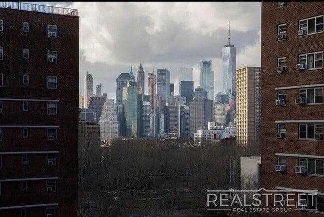 Building Photo - Spacious Studio in Downtown Brooklyn with ...