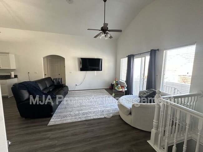 Building Photo - 4207 Pilgrim Cir W