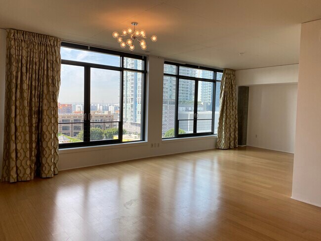 Floor to ceiling windows - 1111 S Grand Ave