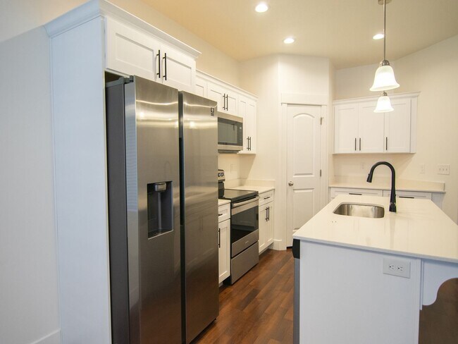 Building Photo - Beautiful 2-Story Premier Townhome w/Attached 2-Car Garage and Unfinished Basement in Herriman