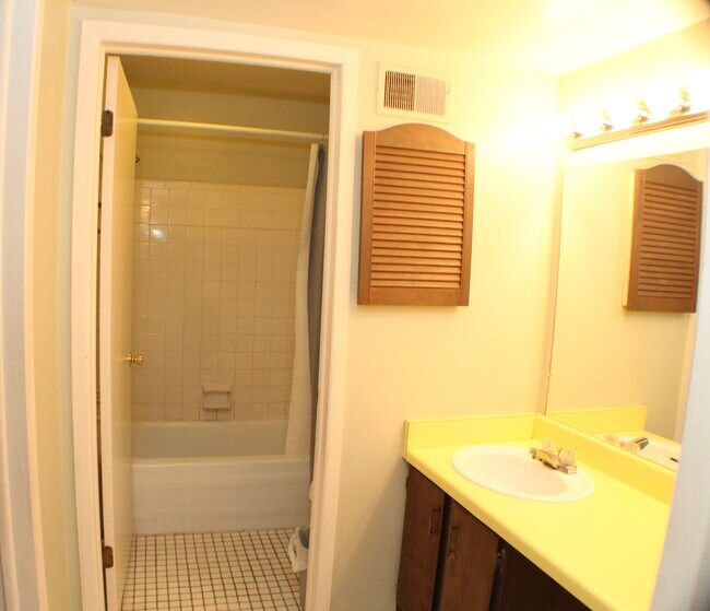 Foto del edificio - 910 Chestnut Hill Dr