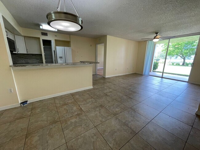 Building Photo - ANNUAL RENTAL - 2 BED / 2 BATH IN THE ENCL...