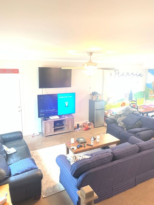 Building Photo - Four Bedroom Near Downtown Available for P...