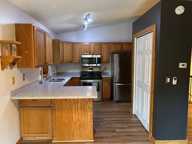 Building Photo - Beautiful 4 Bedroom, Multi-Level Family Ho...