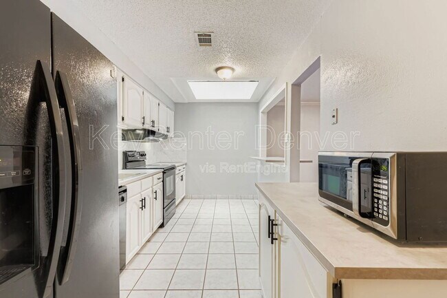 Foto del edificio - 6468 E Bates Ave