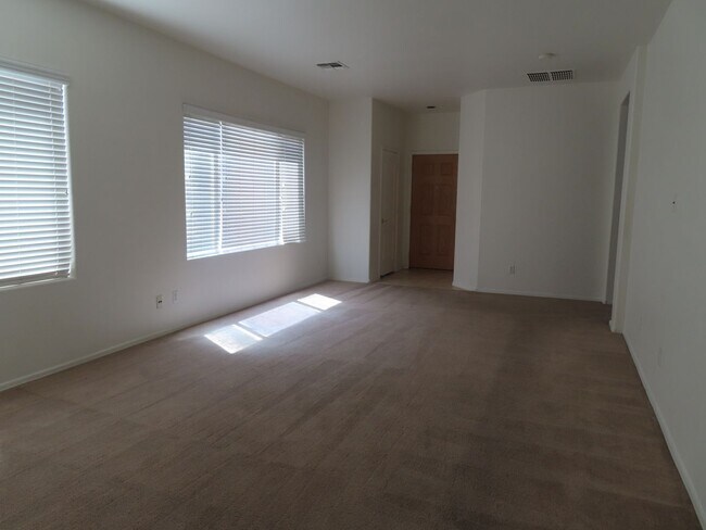 Foto del edificio - Gated Community At University & Sossamon