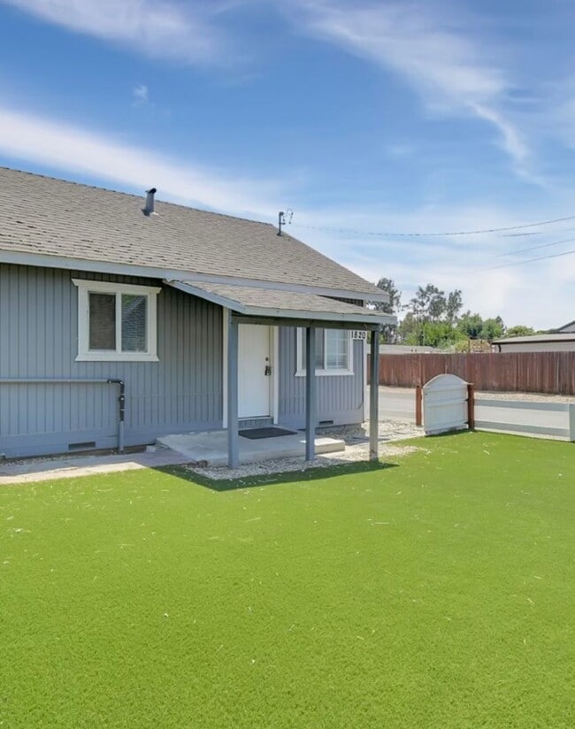 Building Photo - 2 BEDROOM DUPLEX
