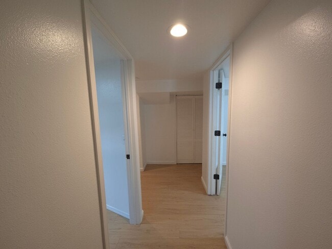 Building Photo - 2bd 1bth Basement Unit