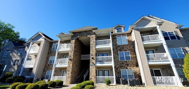 Foto del edificio - 7104 W Friendly Ave
