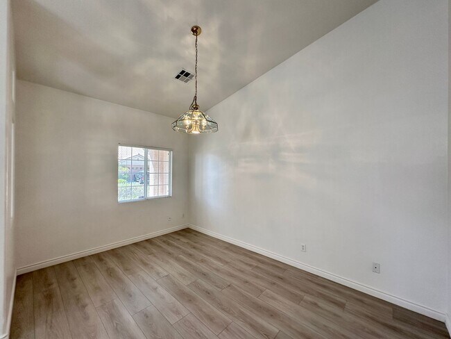 Building Photo - Oak Knoll