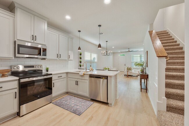 Foto del edificio - Brand New 6 Bed, 6.5 Bath, 3 Story Townhomes w/ Bonus Room & Balcony!