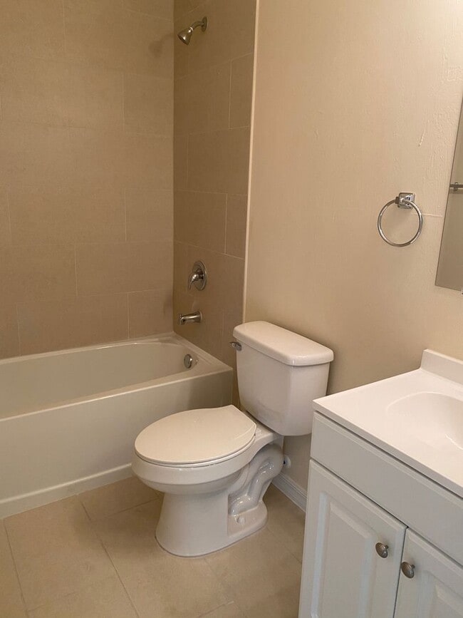 Foto del edificio - Like New Duplex with 3 Bedroom, 2 Bath and Garage