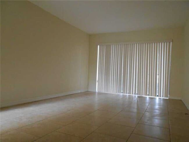 Foto del edificio - Updated 2 Bed/2 Bath Condo with Screened P...