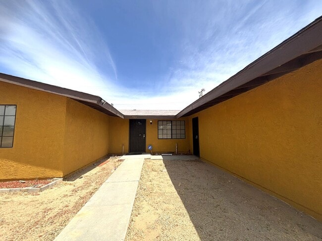 Building Photo - Priced to Rent Fast!!