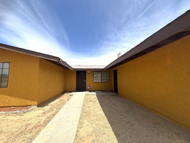 Foto del edificio - Priced to Rent Fast!!