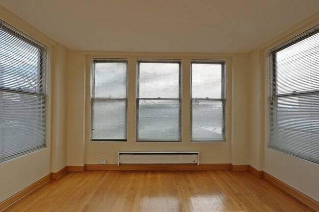 Building Photo - 918 W Buena Ave