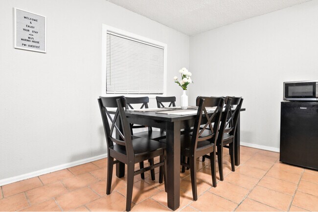 Foto del edificio - 6335 Chantilly Pl