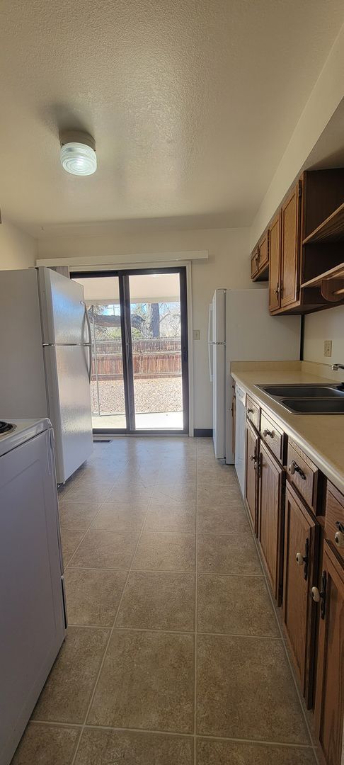 Building Photo - 2 Bedroom 1 Bath duplex