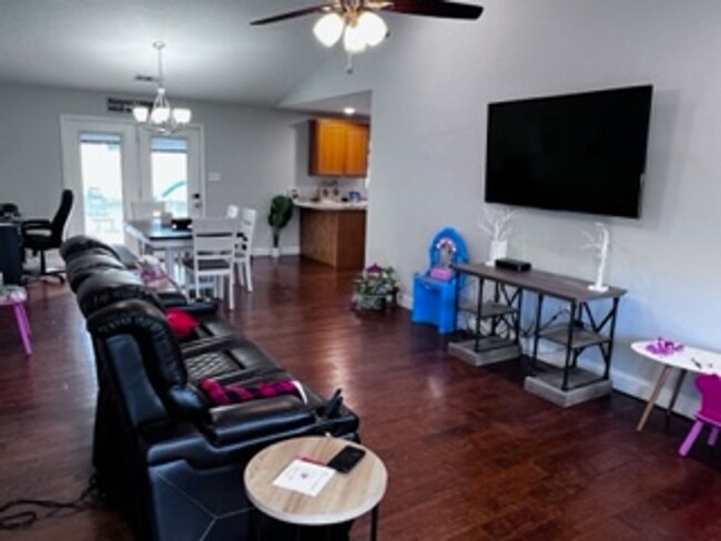 Foto del edificio - Knoxville 37918 - 3 bedroom, 2 bath, ONE L...