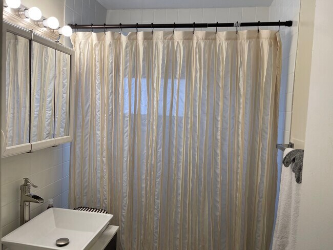 Foto del edificio - 4960 N Marine Dr