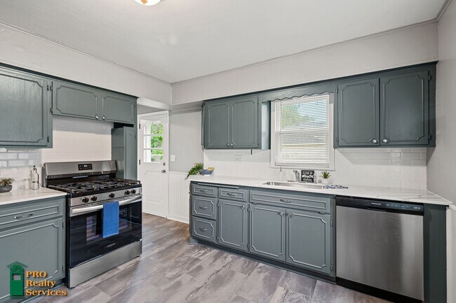 Building Photo - 3 Bedroom Home **Half Off October's Rent w...