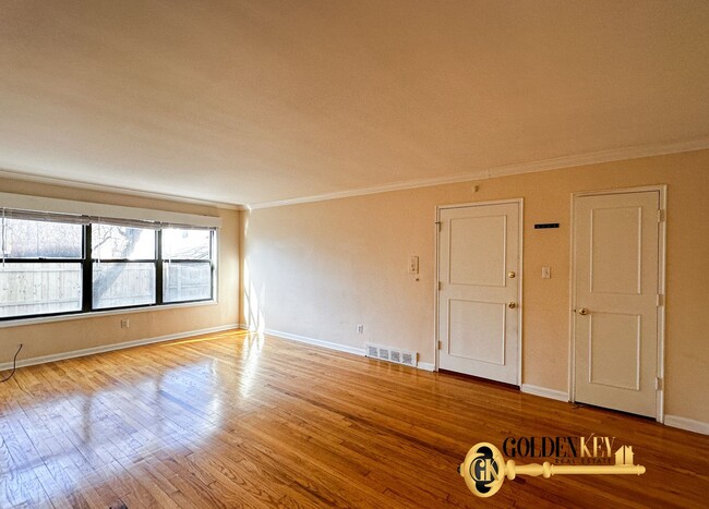 Building Photo - Newly Updated Spacious 2 bedroom Flat in R...