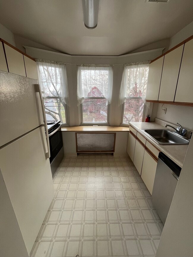 Kitchen - 156 Columbus Ave