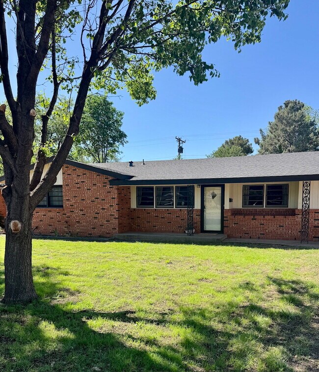 Foto del edificio - "Charming 3-Bedroom Gem with 2 Full Baths on 54th Street – Spacious 1,725 Sq Ft Haven in Lubbock!"