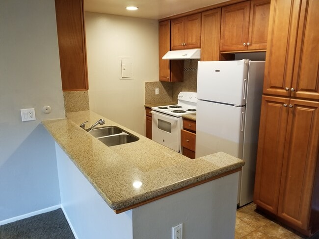 Building Photo - 2521 W Sunflower Ave