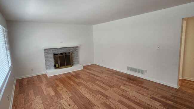 Foto del edificio - Adorable 3 Bedroom 2 Bath Brick Ranch home...